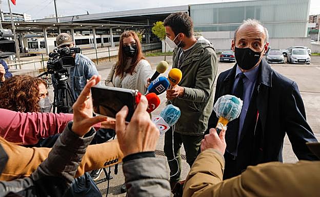 A la derecha, Ricardo González, letrado que defiende a la pareja sentimental de la acusada.