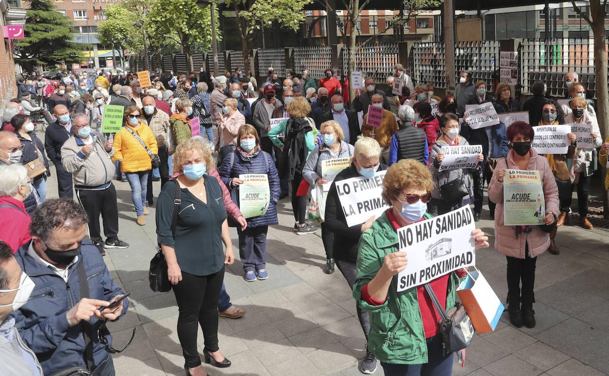 Concentración en Gijón por la asistencia presencial.