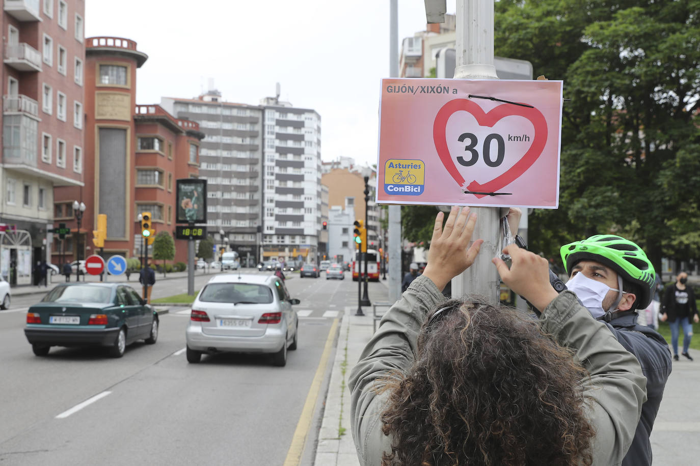 Asturias estrena este martes los nuevos límites de velocidad. A partir de ahora, en todas las calles de las ciudades asturianas con un solo carril por sentido se establece una velocidad máxima de 30 kilómetros por hora, en cumplimiento del nuevo Reglamento de Circulación promovido por la Dirección General de Tráfico. 