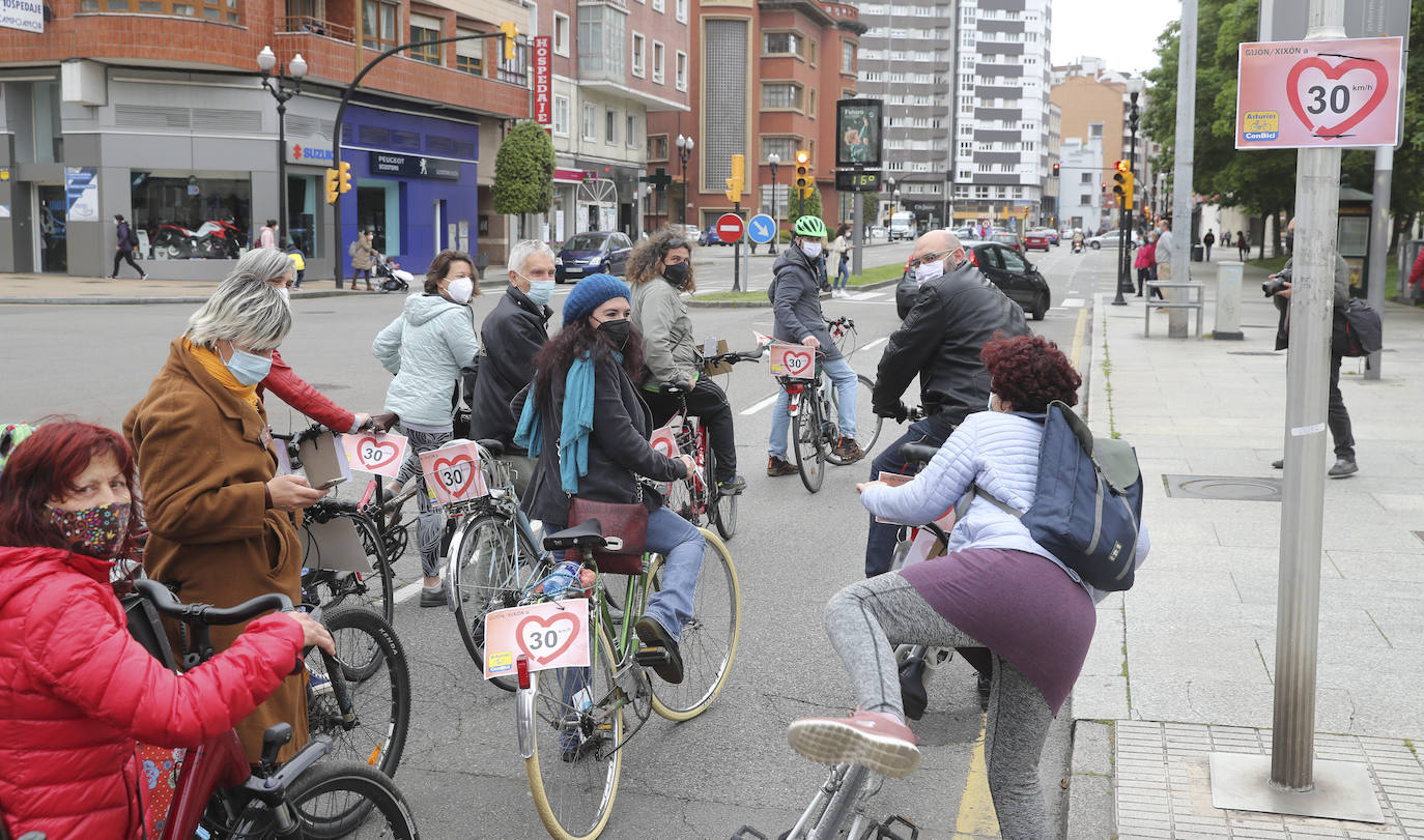 Asturias estrena este martes los nuevos límites de velocidad. A partir de ahora, en todas las calles de las ciudades asturianas con un solo carril por sentido se establece una velocidad máxima de 30 kilómetros por hora, en cumplimiento del nuevo Reglamento de Circulación promovido por la Dirección General de Tráfico. 