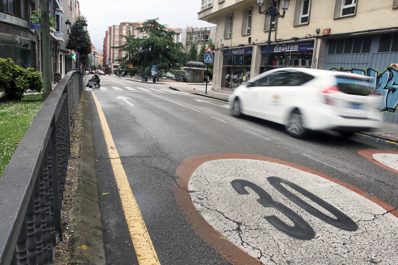 Asturias estrena este martes los nuevos límites de velocidad. A partir de ahora, en todas las calles de las ciudades asturianas con un solo carril por sentido se establece una velocidad máxima de 30 kilómetros por hora, en cumplimiento del nuevo Reglamento de Circulación promovido por la Dirección General de Tráfico. 