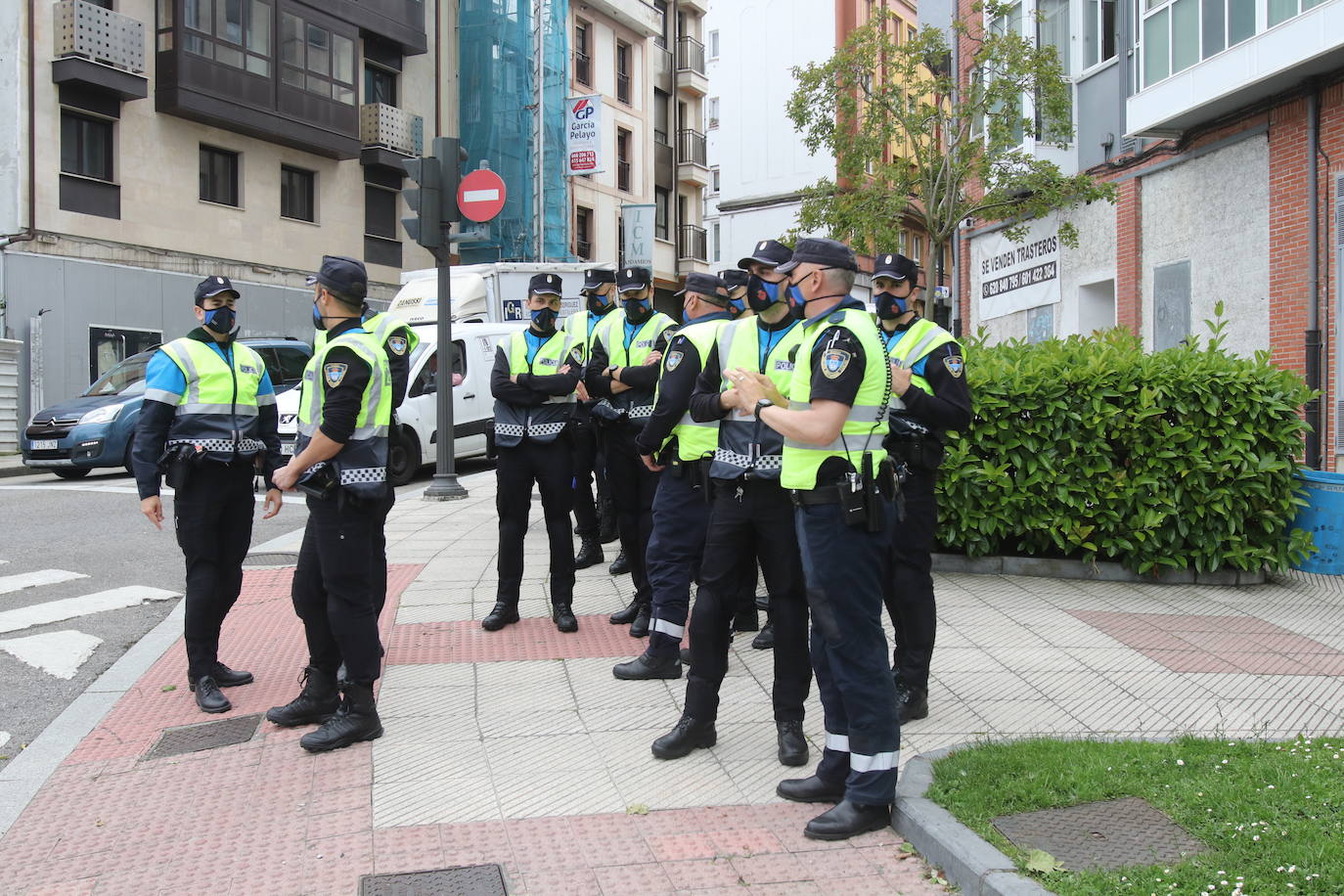 Asturias estrena este martes los nuevos límites de velocidad. A partir de ahora, en todas las calles de las ciudades asturianas con un solo carril por sentido se establece una velocidad máxima de 30 kilómetros por hora, en cumplimiento del nuevo Reglamento de Circulación promovido por la Dirección General de Tráfico. 