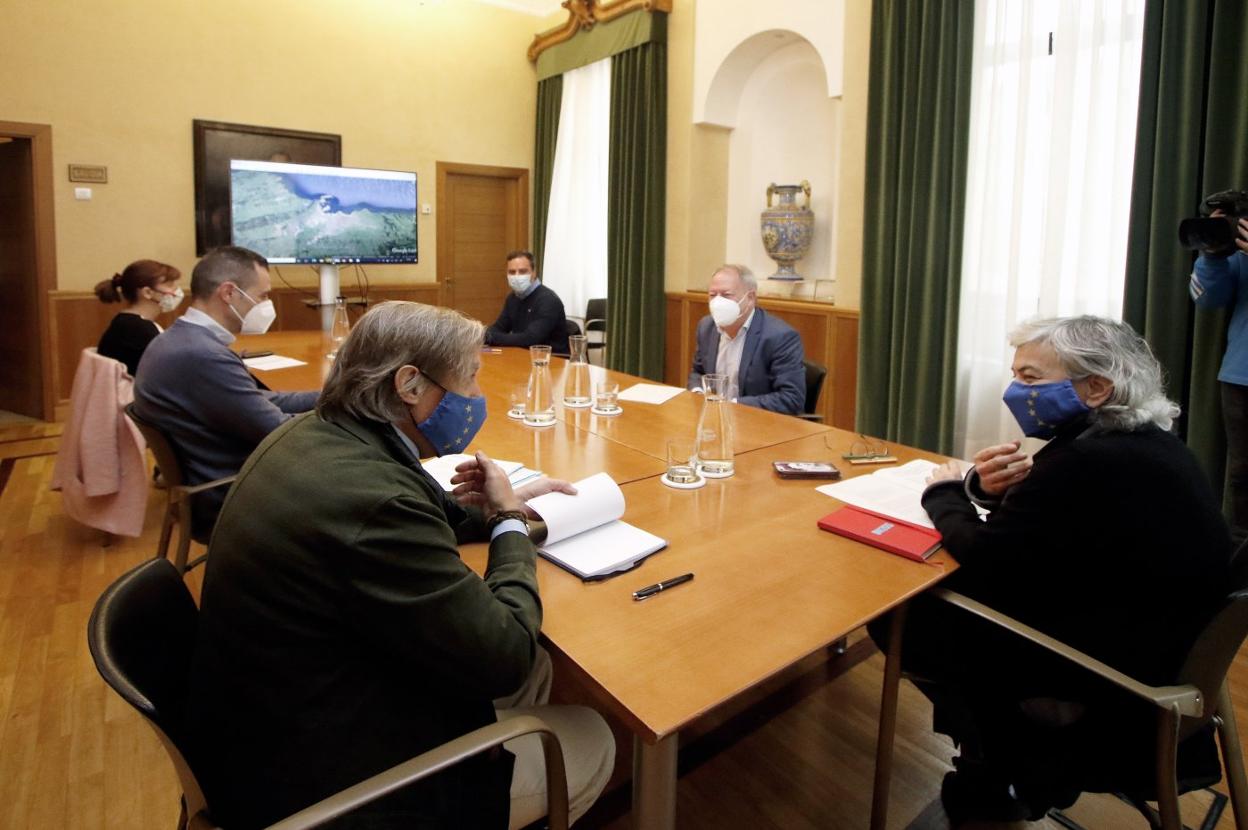La alcaldesa, con Dolores Patón, Rubén Pérez, Alberto López-Asenjo, Olmo Ron y Aurelio Martín. 