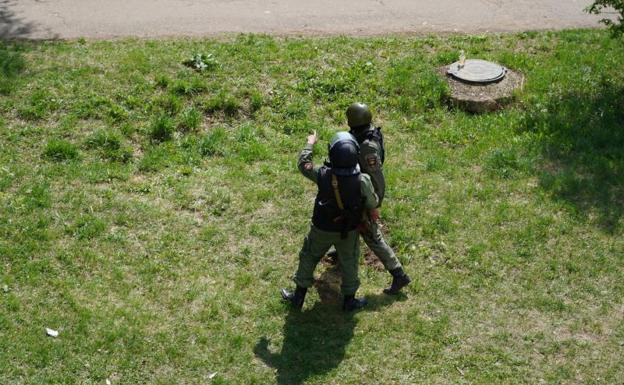 Imagen de dos agentes en el exterior de la escuela. 