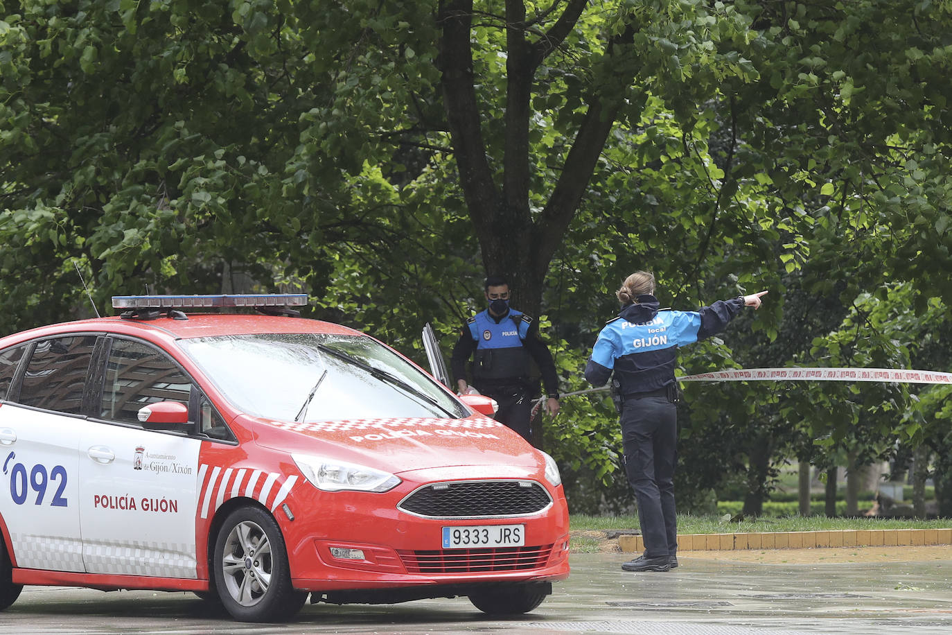 El fuerte viento sorprendió este miércoles a los gijoneses, llegándose a alcanzar rachas de 72 kilómetros por hora. Esto obligó a cerrar el parque Isabel La Católica. A ello se le añaden las lluvias, débiles pero constantes durante la jornada.