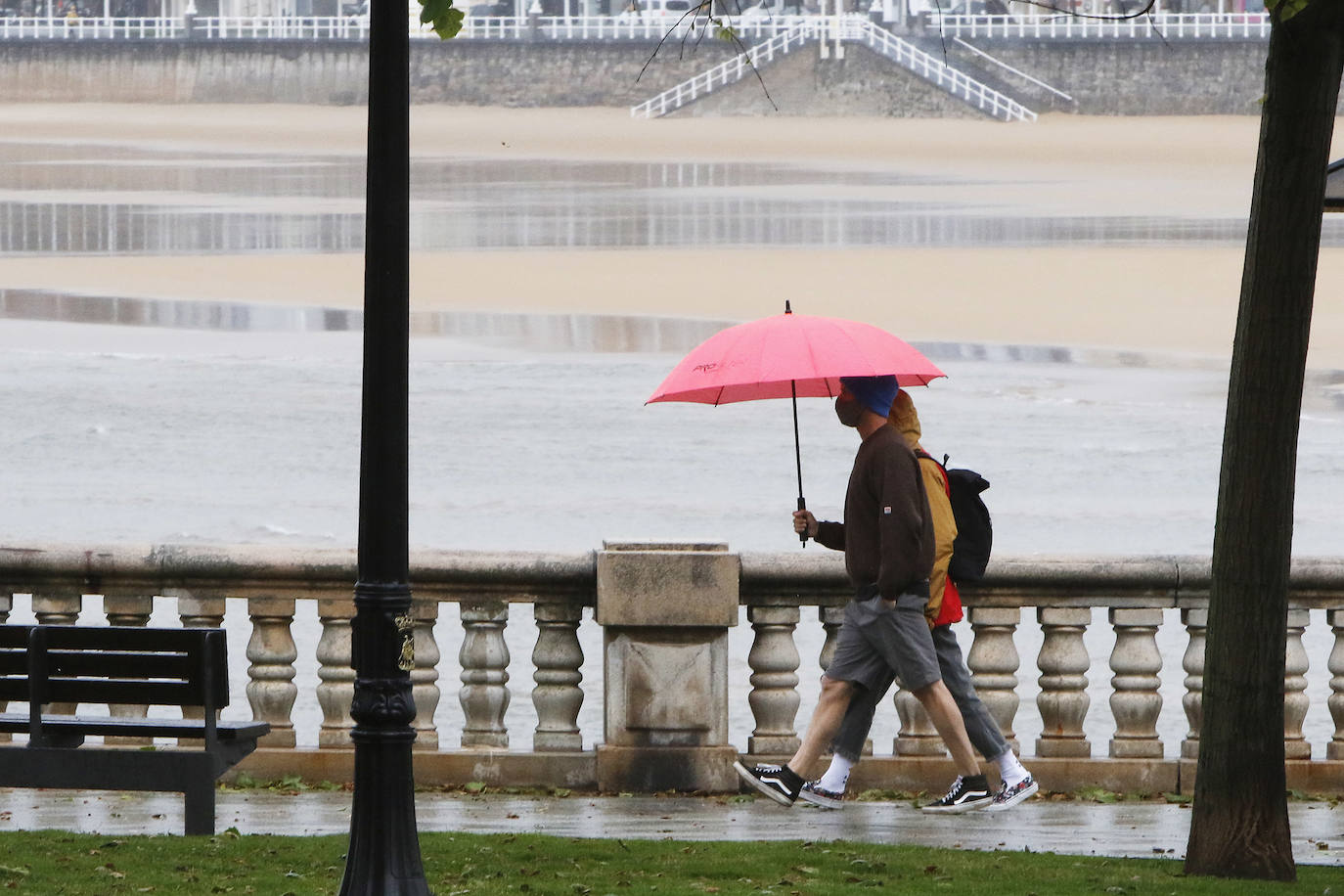 El fuerte viento sorprendió este miércoles a los gijoneses, llegándose a alcanzar rachas de 72 kilómetros por hora. Esto obligó a cerrar el parque Isabel La Católica. A ello se le añaden las lluvias, débiles pero constantes durante la jornada.