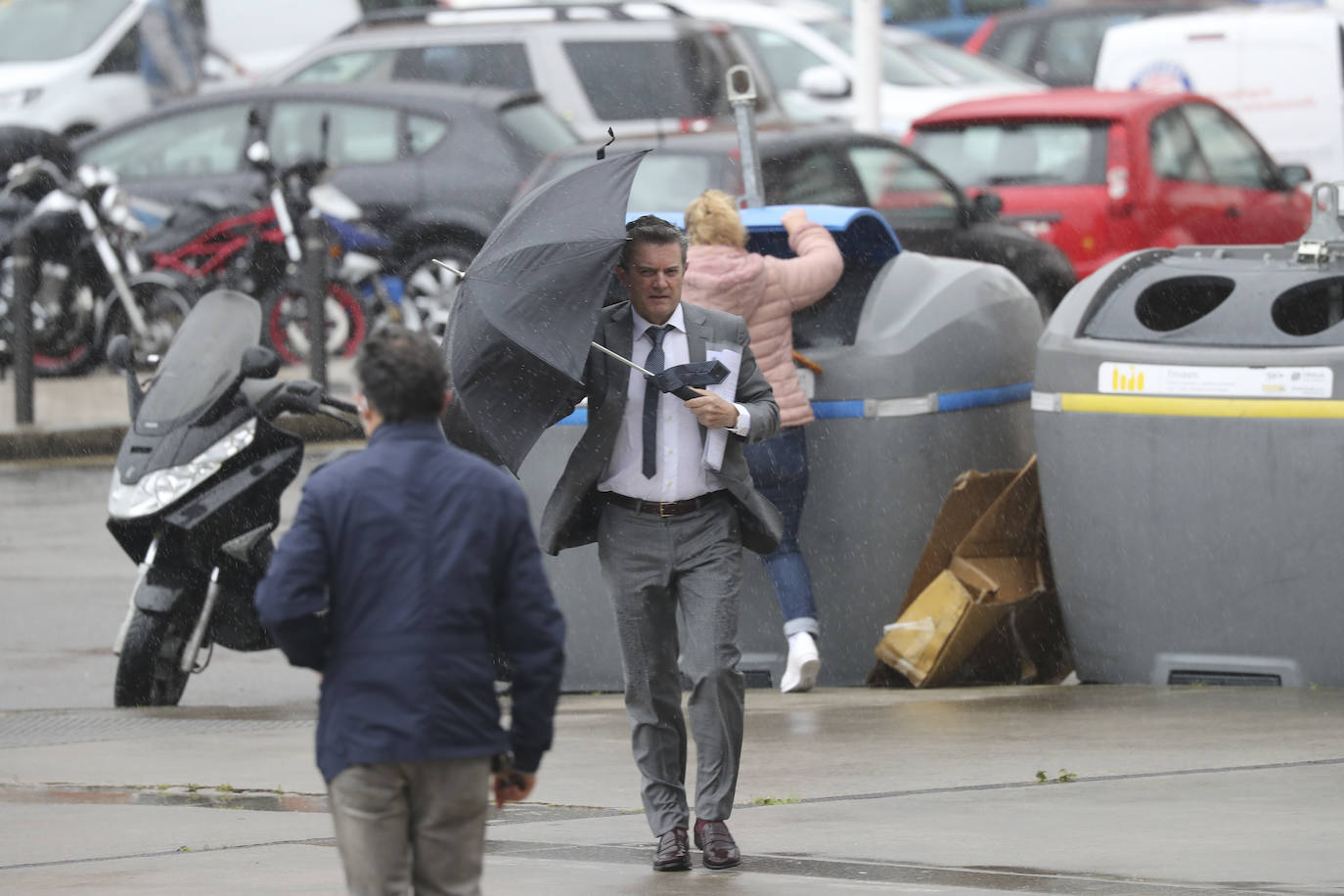 El fuerte viento sorprendió este miércoles a los gijoneses, llegándose a alcanzar rachas de 72 kilómetros por hora. Esto obligó a cerrar el parque Isabel La Católica. A ello se le añaden las lluvias, débiles pero constantes durante la jornada.