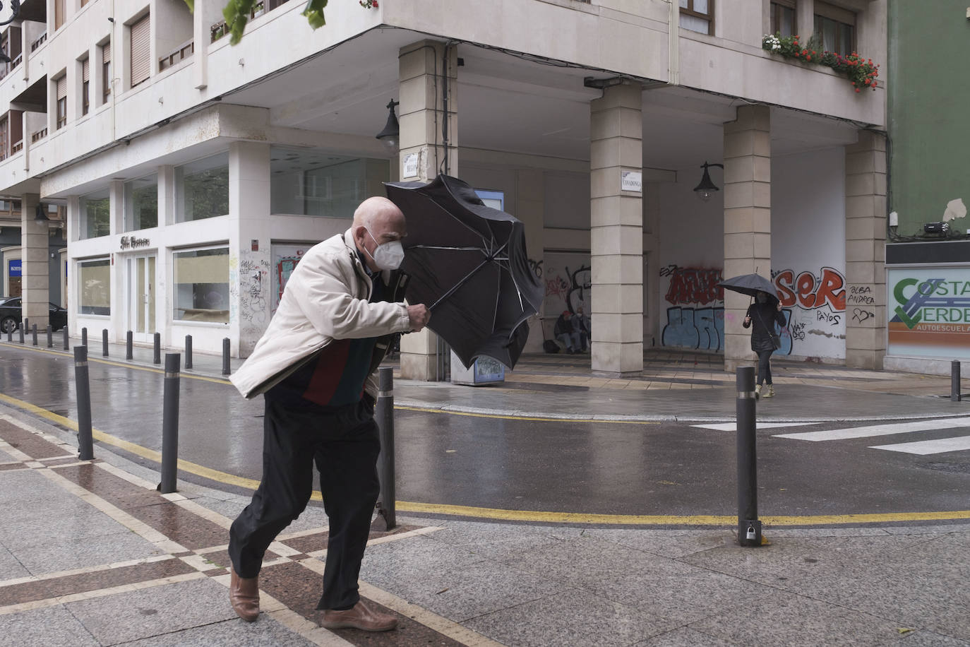 El fuerte viento sorprendió este miércoles a los gijoneses, llegándose a alcanzar rachas de 72 kilómetros por hora. Esto obligó a cerrar el parque Isabel La Católica. A ello se le añaden las lluvias, débiles pero constantes durante la jornada.