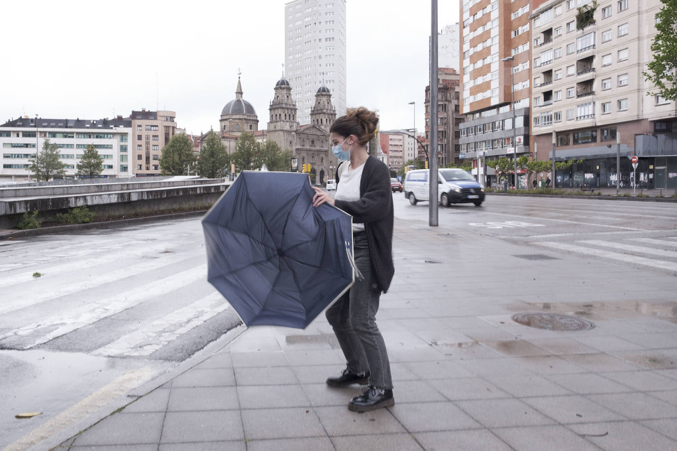 El fuerte viento sorprendió este miércoles a los gijoneses, llegándose a alcanzar rachas de 72 kilómetros por hora. Esto obligó a cerrar el parque Isabel La Católica. A ello se le añaden las lluvias, débiles pero constantes durante la jornada.