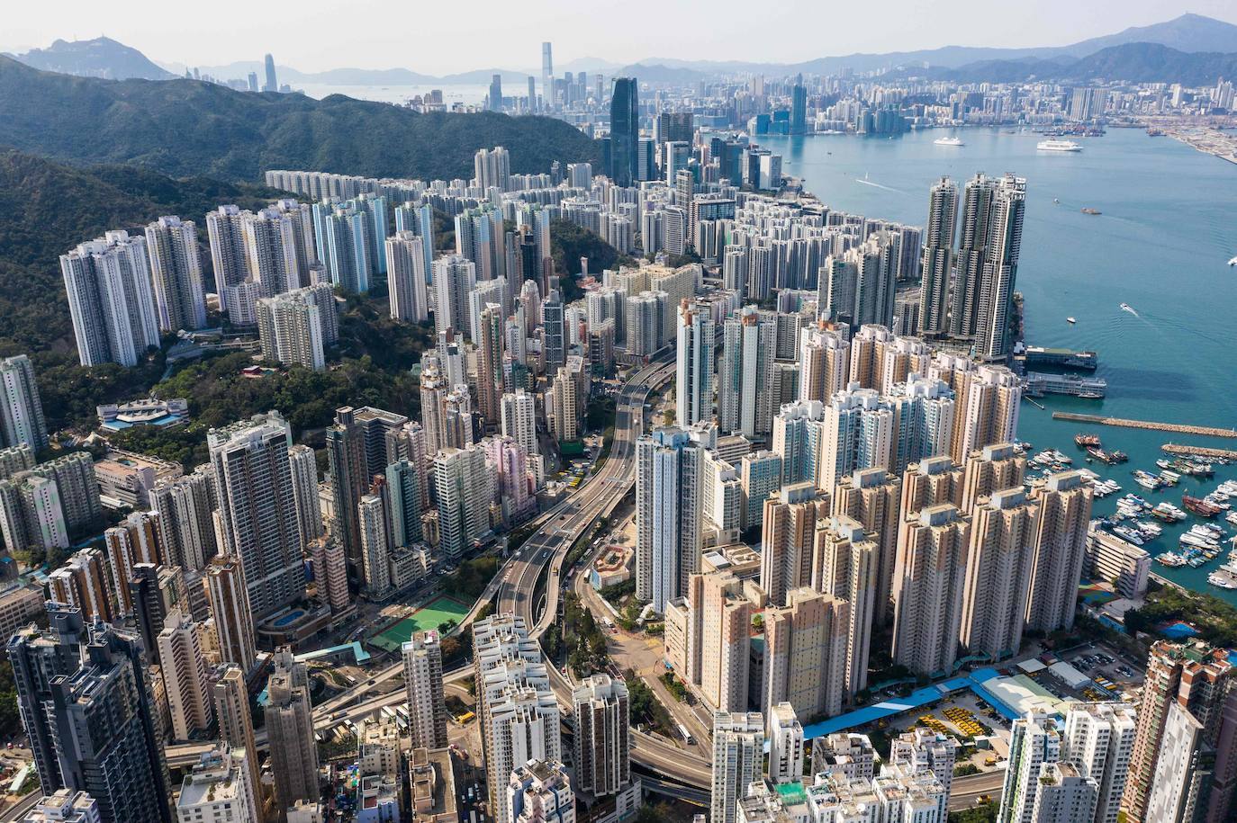 Hong Kong, China: 80 multimillonarios | Hong Kong es la segunda ciudad china incluida en la lista de Forbes. Ubicada en el tercer lugar del listado general, ha sumado 9 multimillonarios desde el año pasado. Li Ka-shing, empresario inversionista de 92 años, se ha convertido en la persona con el mayor poder adquisitivo de la ciudad, tras aumentar 12 mil millones su fortuna.