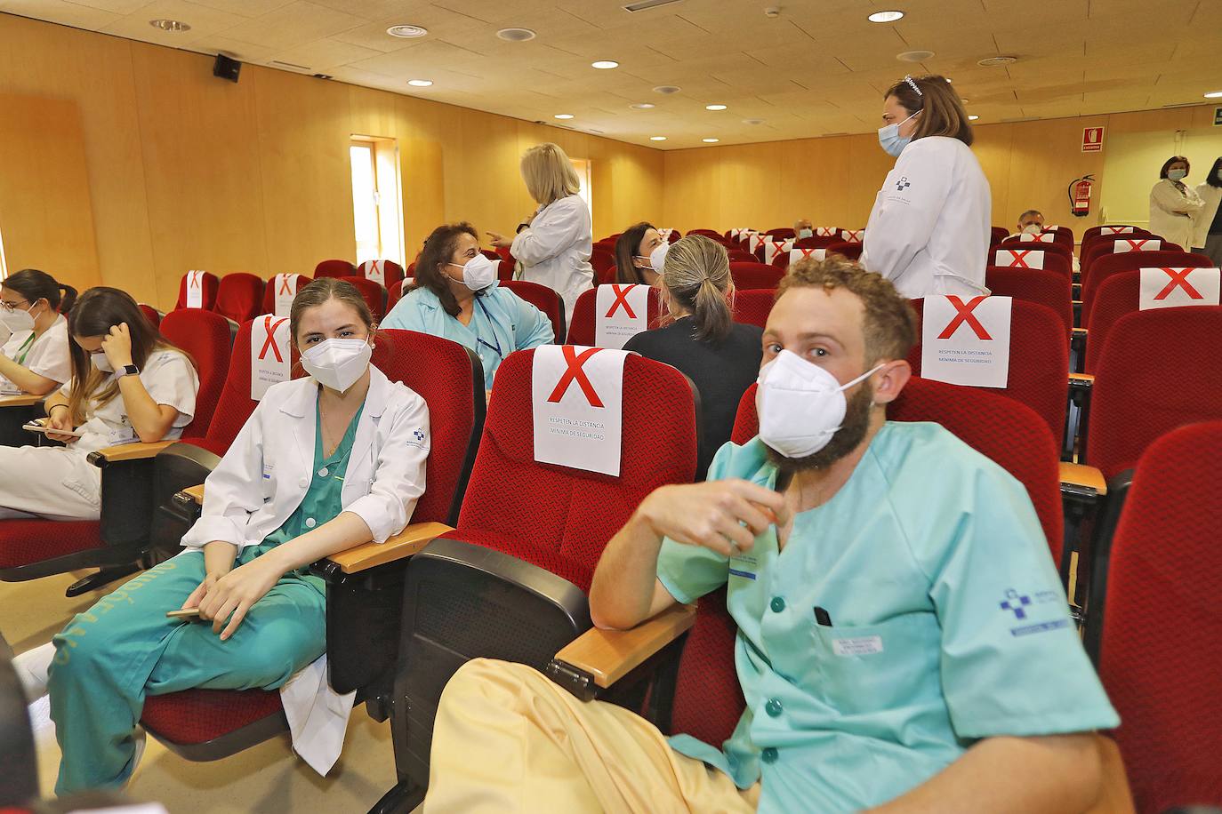 El Día Internacional de la Enfermería se ha celebrado esta mañana un acto con asistencia restringida por la pandemia en el salón de actos del HUCA y en el de Cabueñes.