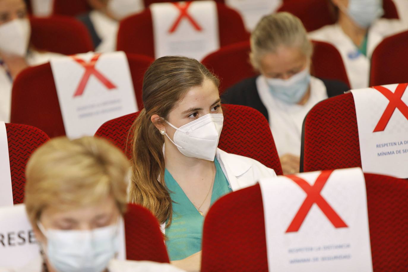 El Día Internacional de la Enfermería se ha celebrado esta mañana un acto con asistencia restringida por la pandemia en el salón de actos del HUCA y en el de Cabueñes.