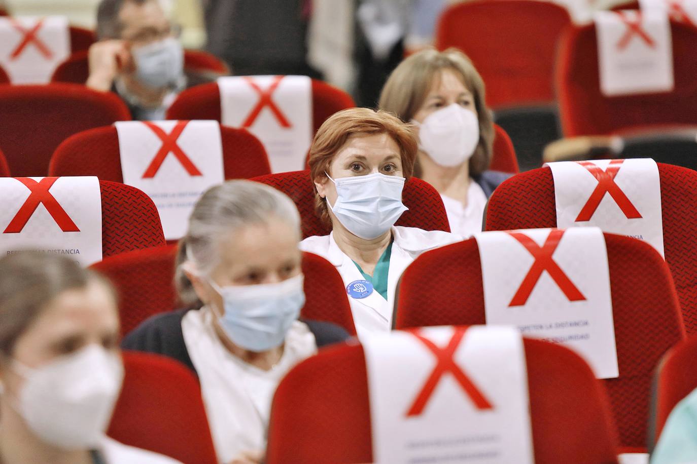 El Día Internacional de la Enfermería se ha celebrado esta mañana un acto con asistencia restringida por la pandemia en el salón de actos del HUCA y en el de Cabueñes.