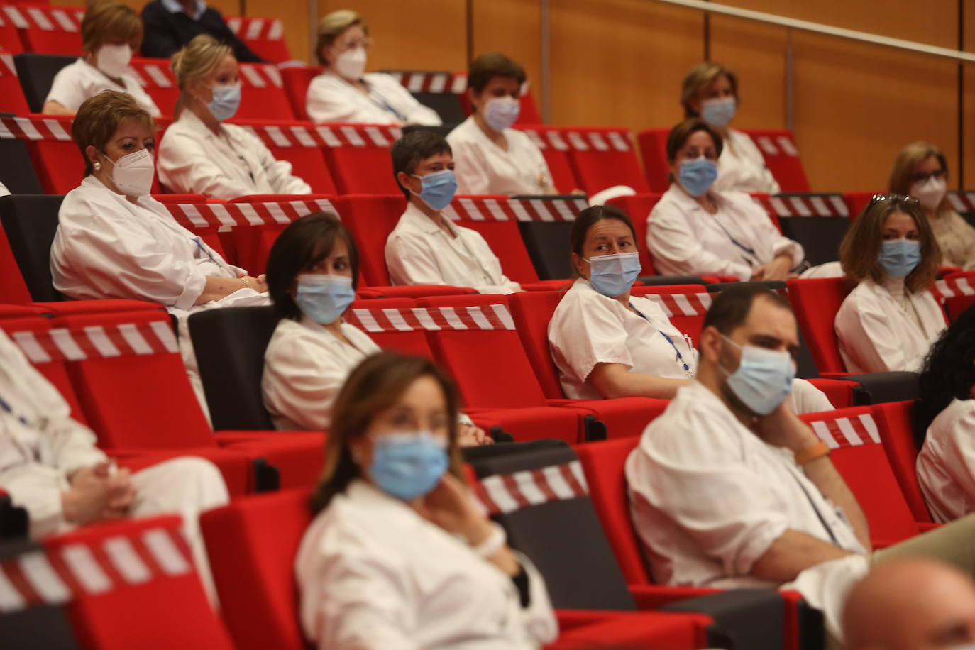 El Día Internacional de la Enfermería se ha celebrado esta mañana un acto con asistencia restringida por la pandemia en el salón de actos del HUCA y en el de Cabueñes.