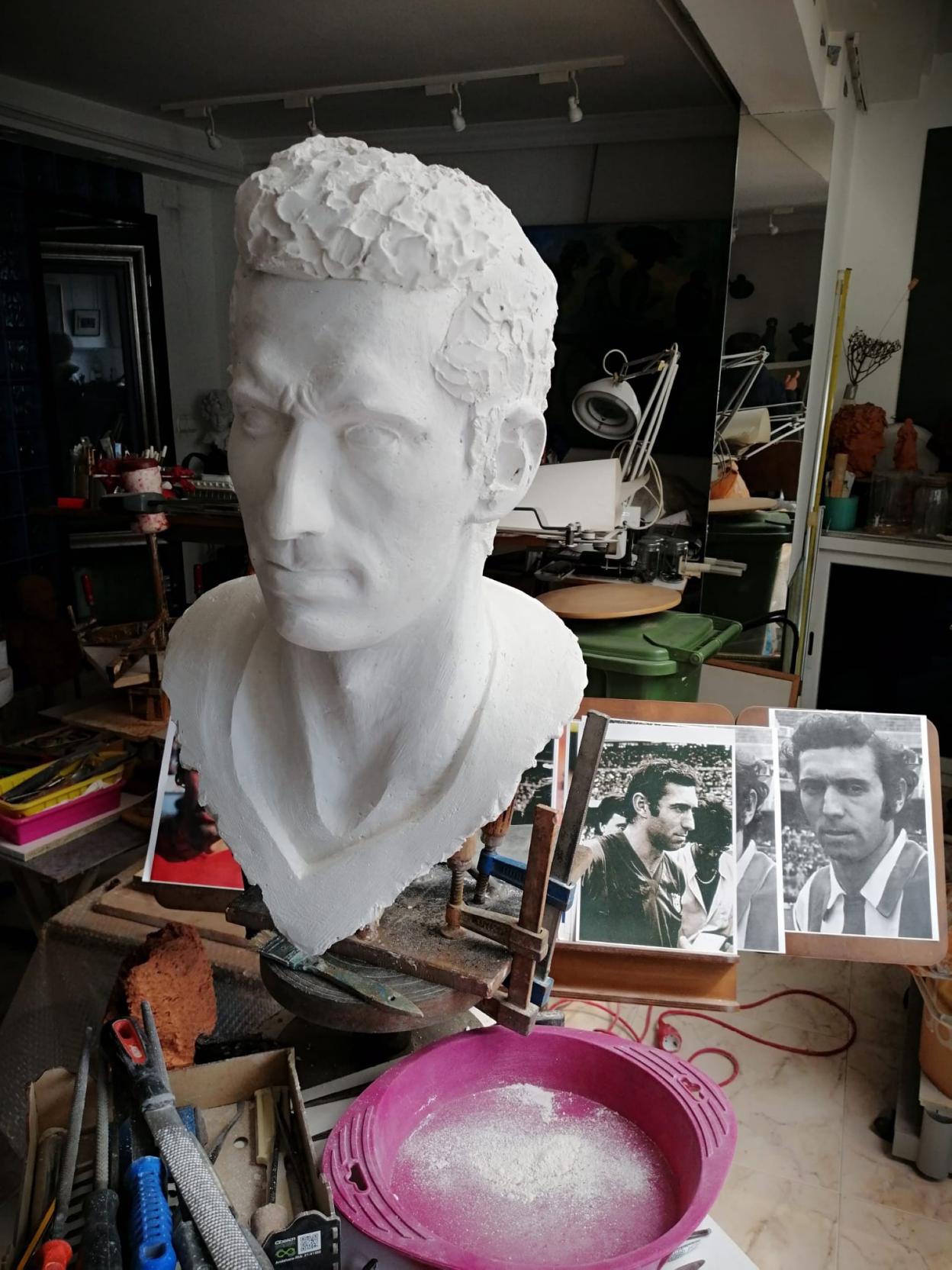 El busto de la escultura que está realizando en su estudio Vicente Santarúa. 