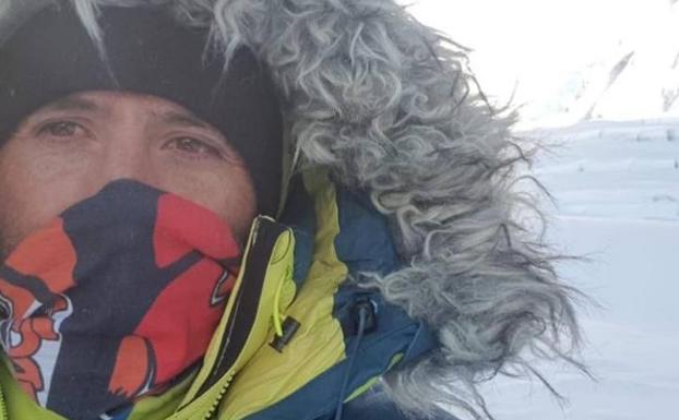 Alex Txikon renuncia al Everest por el avance de la cepa India en Nepal