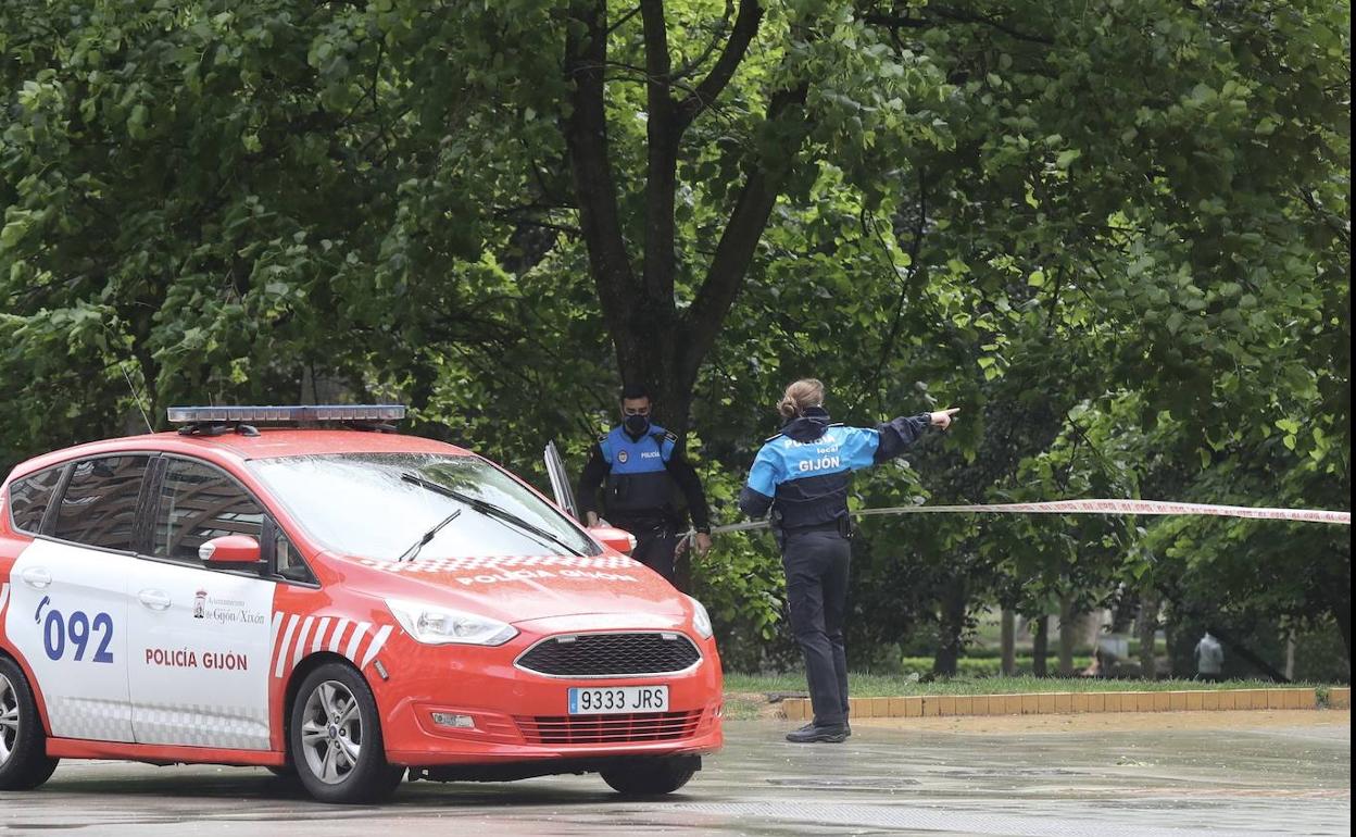 La Policía Local cierra el parque Isabel la Católica.