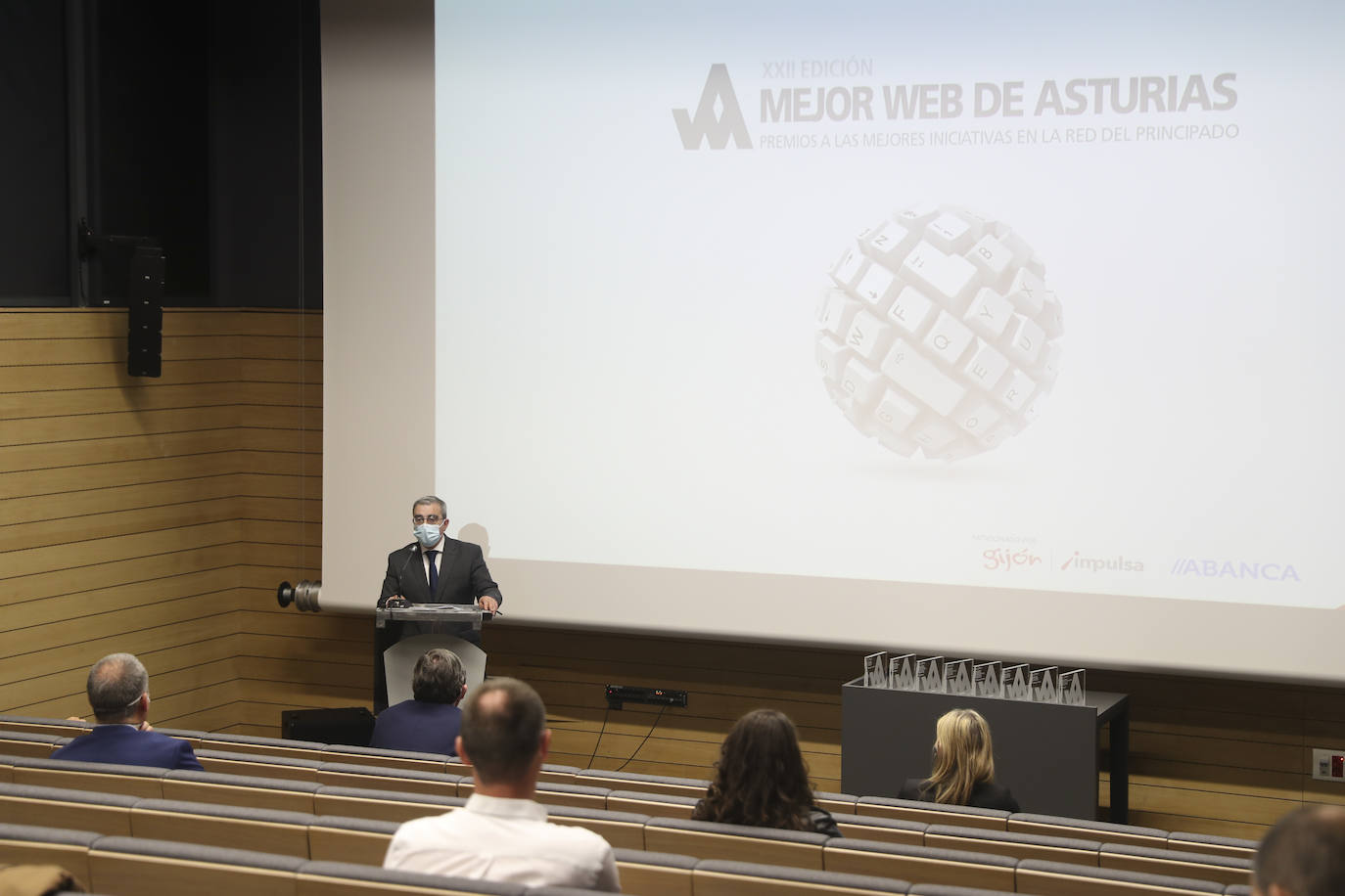 Los premios de la XXII edición de la Mejor Web de Asturias 2020, que concede EL COMERCIO, se entregaron este jueves. El acto contó con las intervenciones de la secretaria de Estado de Digitalización e Inteligencia Artificial, Carmen Artigas; el concejal de Promoción Económica, Empleo, Turismo y Comercio Local de Gijón, Santos Tejón; el gerente de banca digital en Abanca, Francisco Javier López; además del director de EL COMERCIO, Marcelino Gutiérrez.