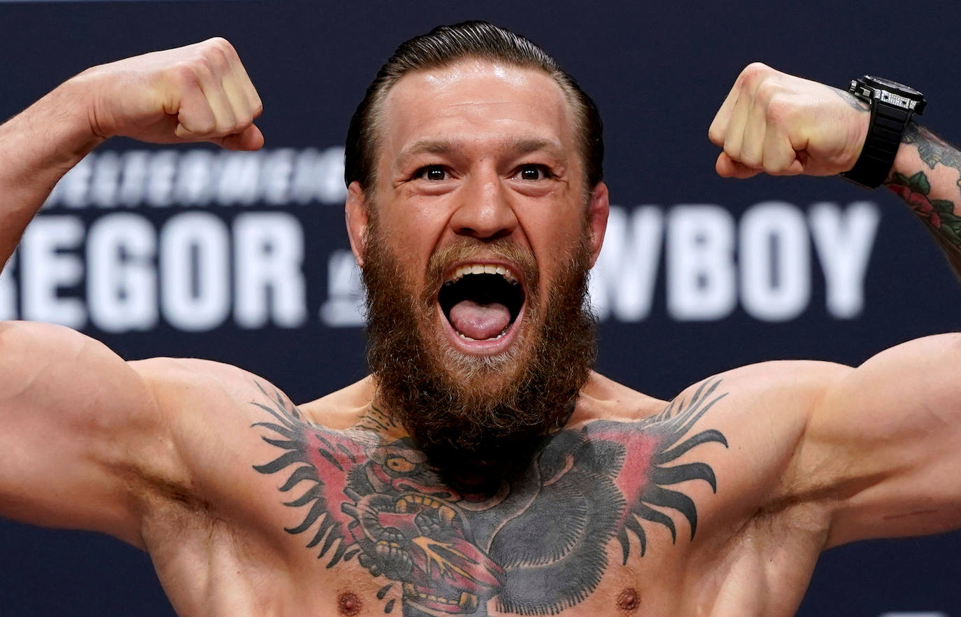 1.  Conor Mcgregor . El irlandés que se dedica a las artes marciales mixtas, regresó en enero en la primera pelea de UFC y pese a que perdió recaudó aproximadamente 22 millones de dólares por su tiempo. Su verdadera fuente de ingresos es la venta de la marca de whisky 'Proper Nº Twelve' y una cartera de patrocinios que incluye 'DraftKings', el videojuego 'Dystopia: Contest of Heroes' y la marca de estilo de vida 'Roots of Fight'