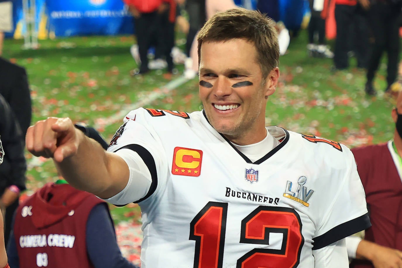 9.  Tom Brady . Este estadounidense jugador de futbol ameicano en los Tampa Bay Buccaneers, acaba de cumplir el año más lucrativo de su carrera a los 43 años. Tiene acuerdos de patrocinio con el fabricante de gafas Christopher Cloos y el gigante de la indumentaria Fanatics, además de su propia marca de bienestar TB12 y una plataforma de NFT.