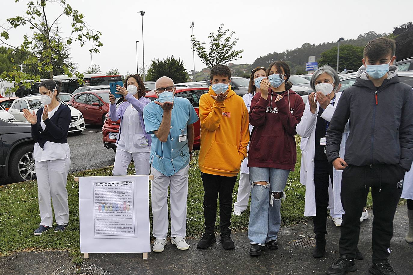 El Hospital Central de Asturias y el de Cabueñes celebraron este jueves 13 de mayo el Día del niño hospitalizado, con la presencia de clowns y la suelta de palomas.