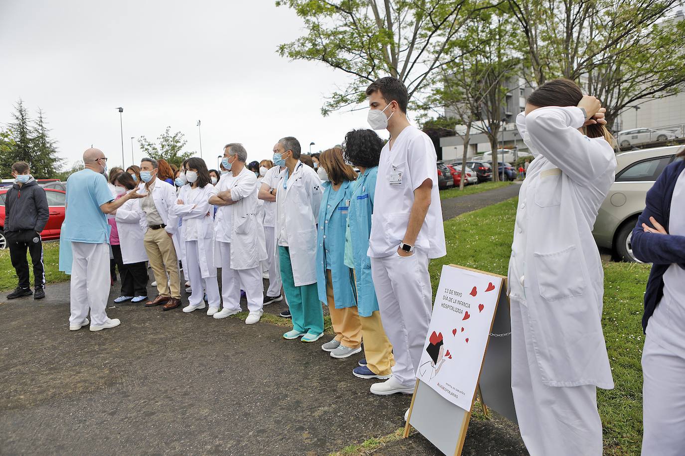 El Hospital Central de Asturias y el de Cabueñes celebraron este jueves 13 de mayo el Día del niño hospitalizado, con la presencia de clowns y la suelta de palomas.