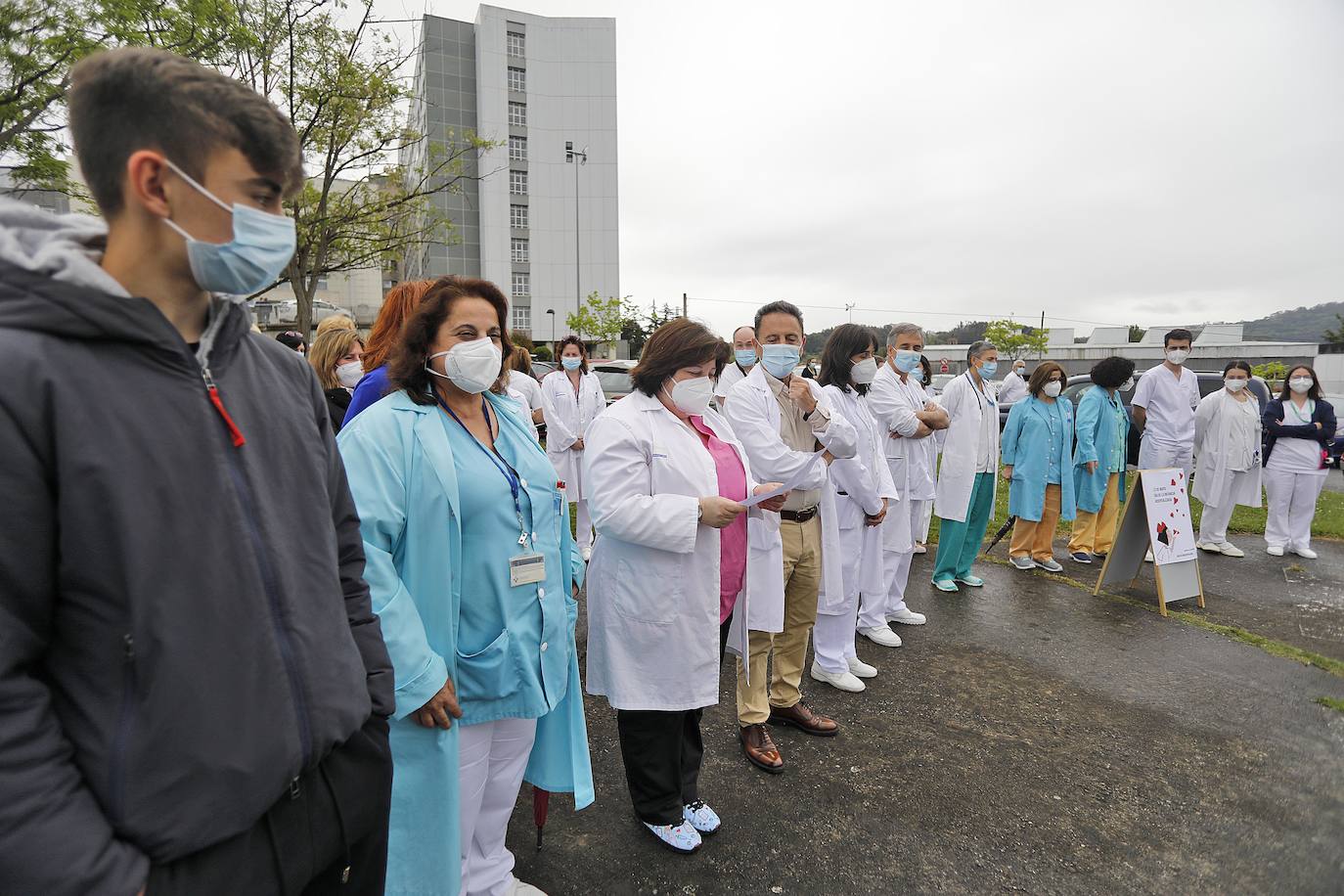 El Hospital Central de Asturias y el de Cabueñes celebraron este jueves 13 de mayo el Día del niño hospitalizado, con la presencia de clowns y la suelta de palomas.