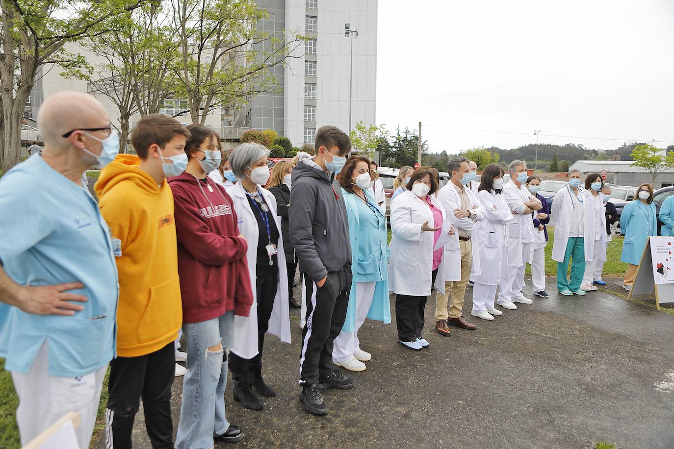El Hospital Central de Asturias y el de Cabueñes celebraron este jueves 13 de mayo el Día del niño hospitalizado, con la presencia de clowns y la suelta de palomas.
