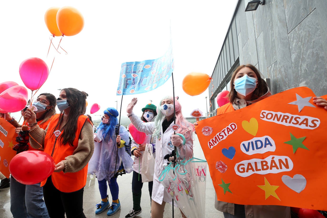 El Hospital Central de Asturias y el de Cabueñes celebraron este jueves 13 de mayo el Día del niño hospitalizado, con la presencia de clowns y la suelta de palomas.
