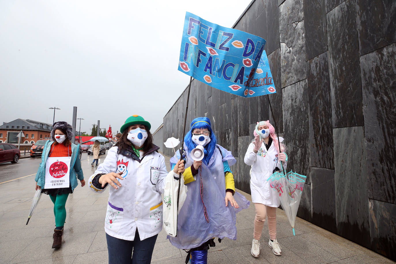 El Hospital Central de Asturias y el de Cabueñes celebraron este jueves 13 de mayo el Día del niño hospitalizado, con la presencia de clowns y la suelta de palomas.