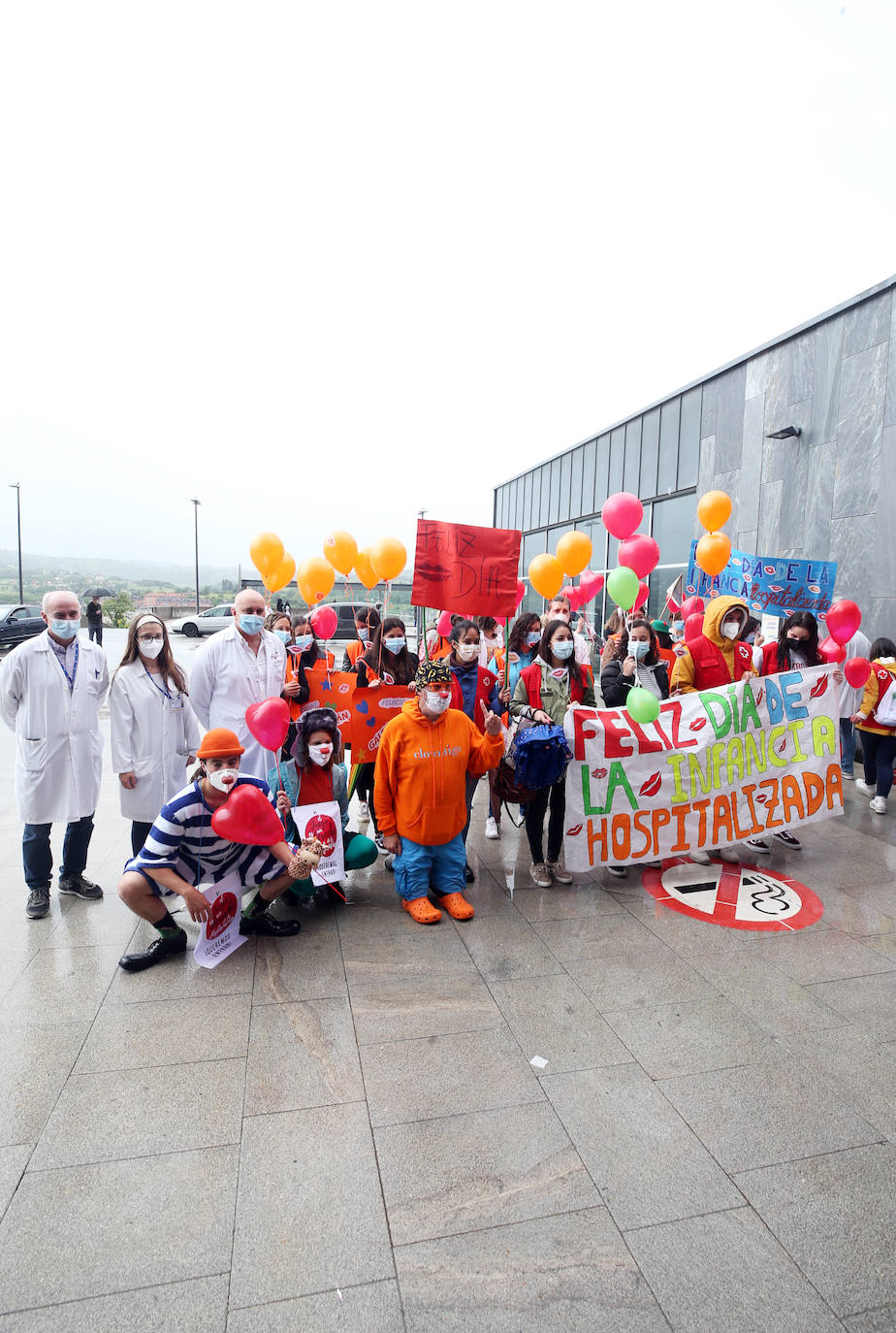 El Hospital Central de Asturias y el de Cabueñes celebraron este jueves 13 de mayo el Día del niño hospitalizado, con la presencia de clowns y la suelta de palomas.