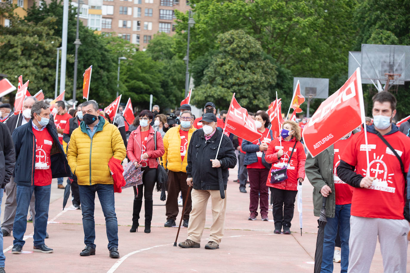 Cerca de mil personas se dieron cita este jueves en la plaza de La Exposición de Avilés. Los sindicatos lanzaron una clara advertencia. Si el Gobierno no escucha sus demandas, las movilizaciones se «endurecerán» y no se descarta «ningún escenario», ni siquiera el de llevarlas fuera de las fronteras asturianas.