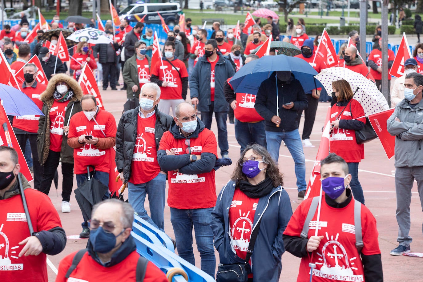 Cerca de mil personas se dieron cita este jueves en la plaza de La Exposición de Avilés. Los sindicatos lanzaron una clara advertencia. Si el Gobierno no escucha sus demandas, las movilizaciones se «endurecerán» y no se descarta «ningún escenario», ni siquiera el de llevarlas fuera de las fronteras asturianas.