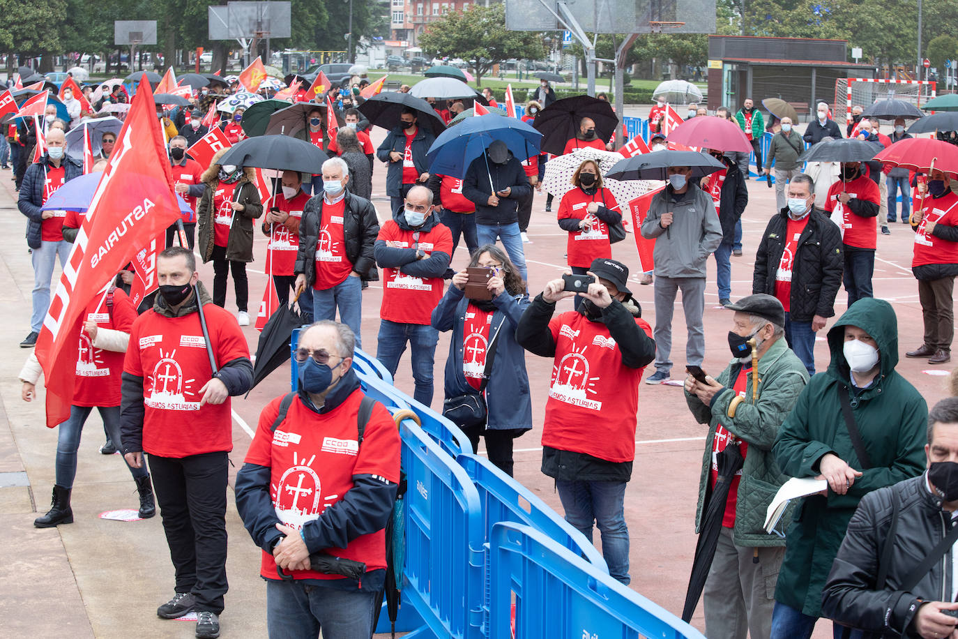 Cerca de mil personas se dieron cita este jueves en la plaza de La Exposición de Avilés. Los sindicatos lanzaron una clara advertencia. Si el Gobierno no escucha sus demandas, las movilizaciones se «endurecerán» y no se descarta «ningún escenario», ni siquiera el de llevarlas fuera de las fronteras asturianas.