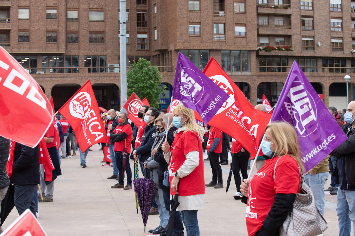 Cerca de mil personas se dieron cita este jueves en la plaza de La Exposición de Avilés. Los sindicatos lanzaron una clara advertencia. Si el Gobierno no escucha sus demandas, las movilizaciones se «endurecerán» y no se descarta «ningún escenario», ni siquiera el de llevarlas fuera de las fronteras asturianas.