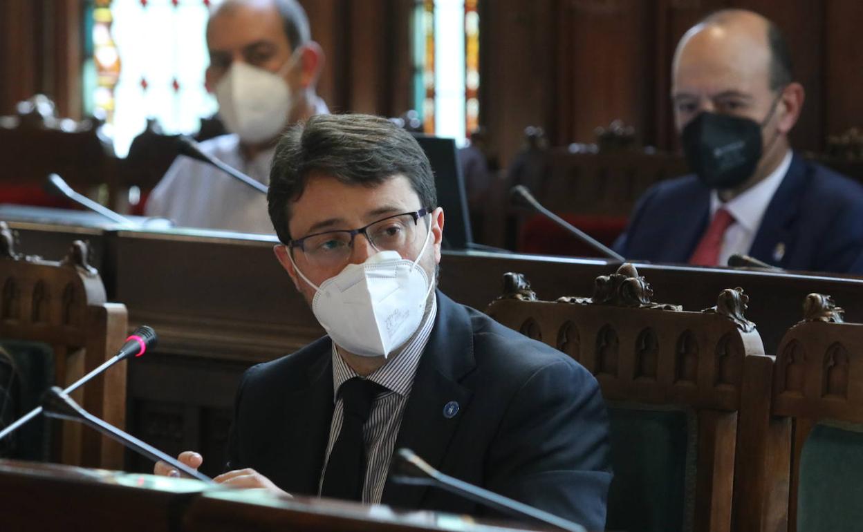 El consejero de Industria, Enrique Fernández, durante la comparecencia