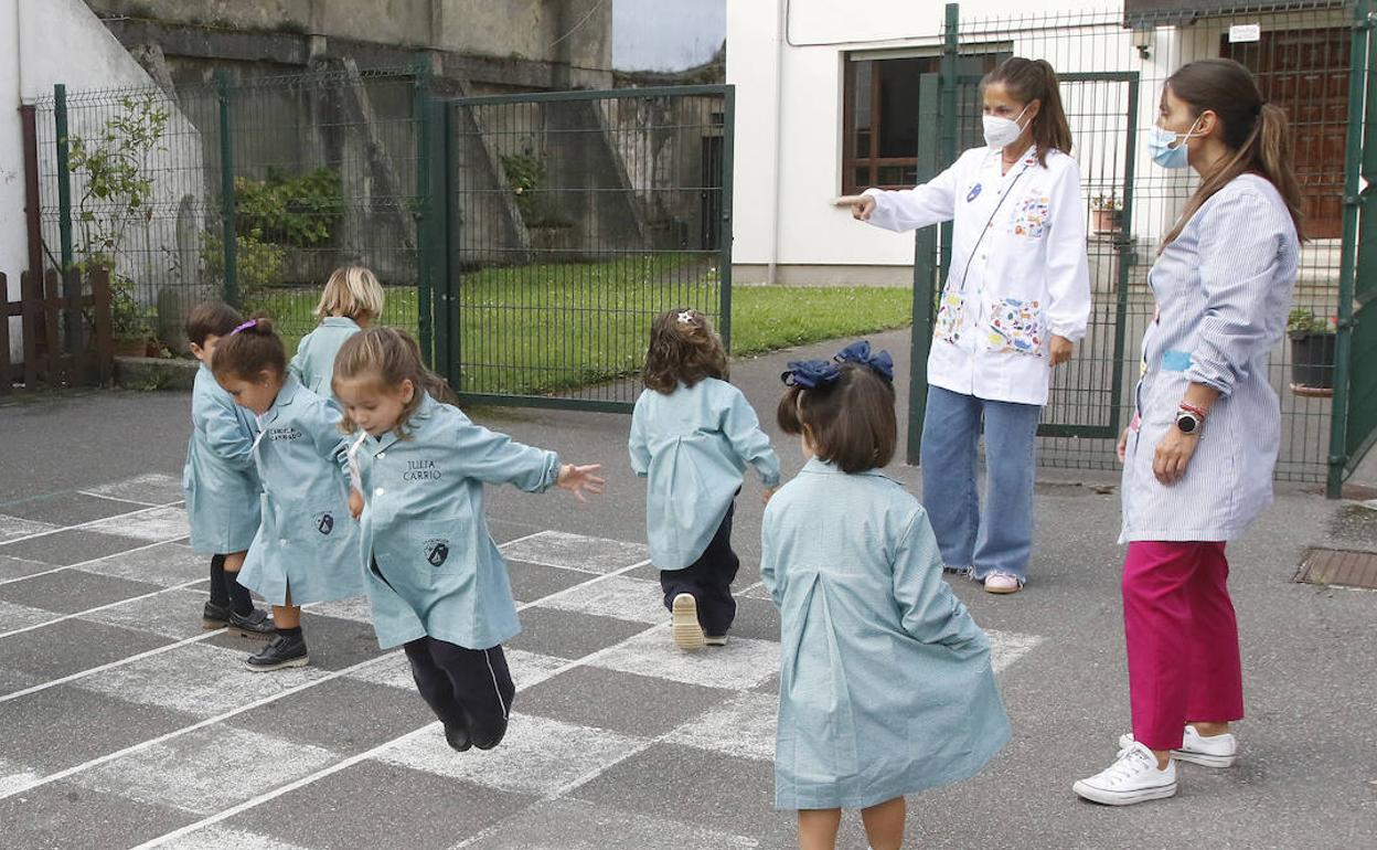 Profesoras junto a sus alumnos, en el inicio del curso escolar en el Colegio La Asunción