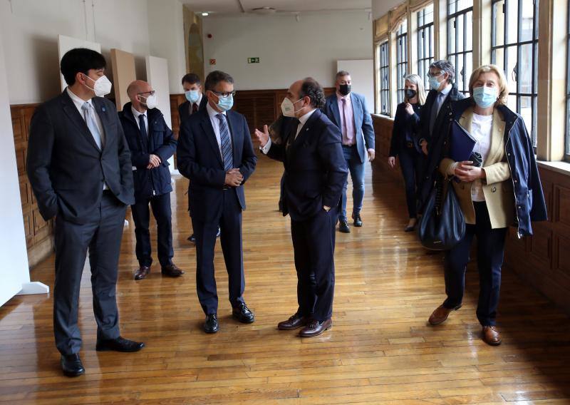 Roberto Sánchez, segundo por la izquierda, dialoga con el rector Ignacio Villaverde. 