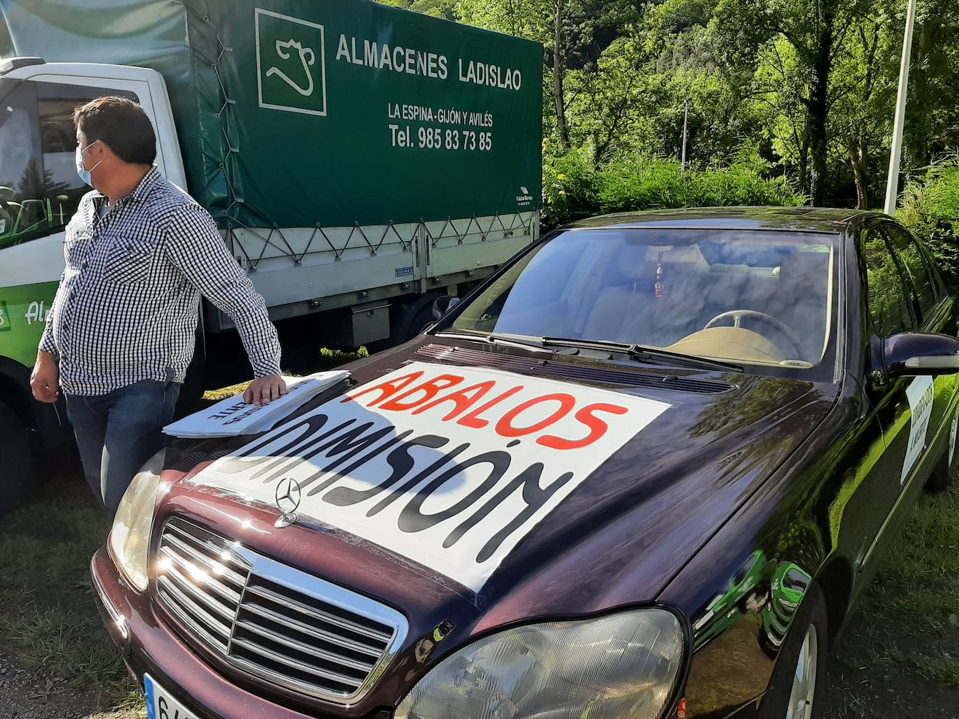 Los ayuntamientos de Salas y Tineo convocaron una concentración ante la sede de la Delegación del Gobierno en Oviedo