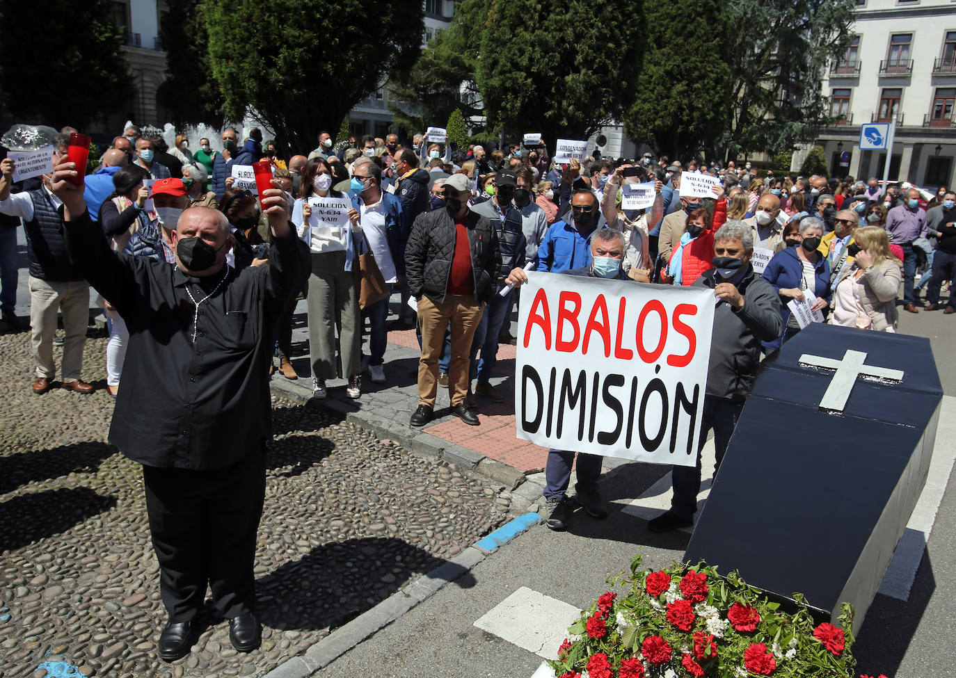 Los ayuntamientos de Salas y Tineo convocaron una concentración ante la sede de la Delegación del Gobierno en Oviedo