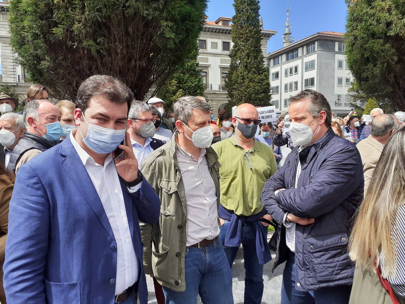 Los ayuntamientos de Salas y Tineo convocaron una concentración ante la sede de la Delegación del Gobierno en Oviedo