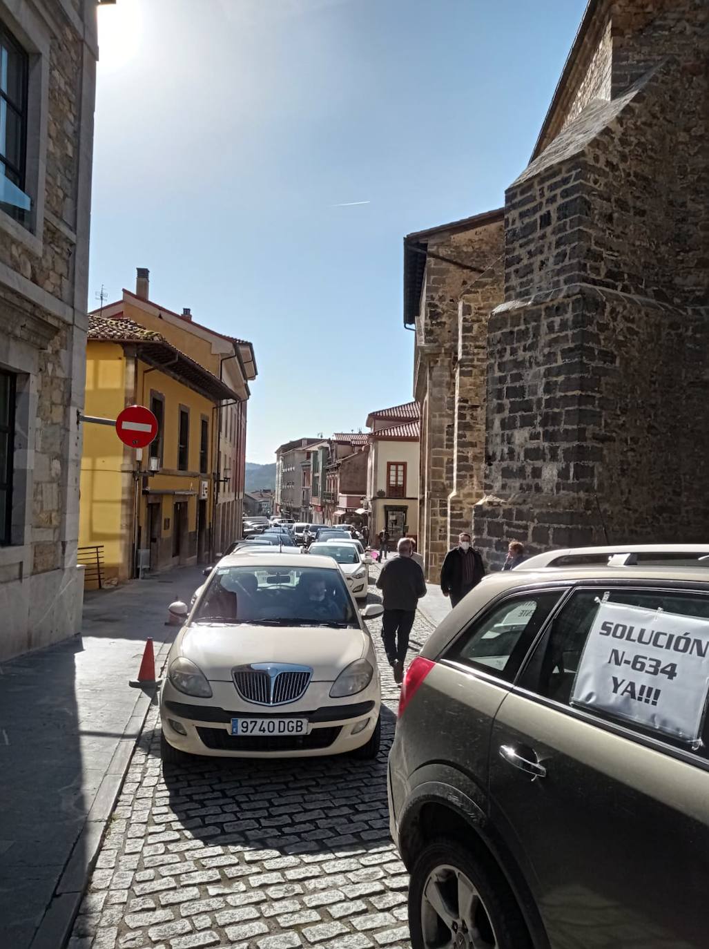 Los ayuntamientos de Salas y Tineo convocaron una concentración ante la sede de la Delegación del Gobierno en Oviedo