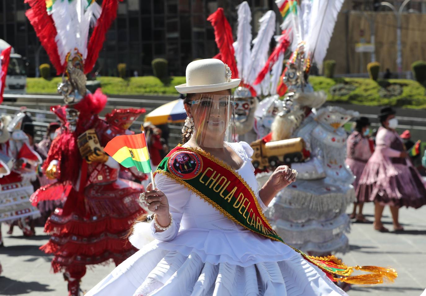 Un grupo de bailarines del Transporte Pesado Primero de Mayo realizan la danza de la morenada en la plaza de San Francisco en La Paz (Bolivia). Bolivia prepara demostraciones y festivales para preservar la «identidad» del patrimonio del país, ante la declaración de la morenada como Patrimonio Cultural de Puno en Perú