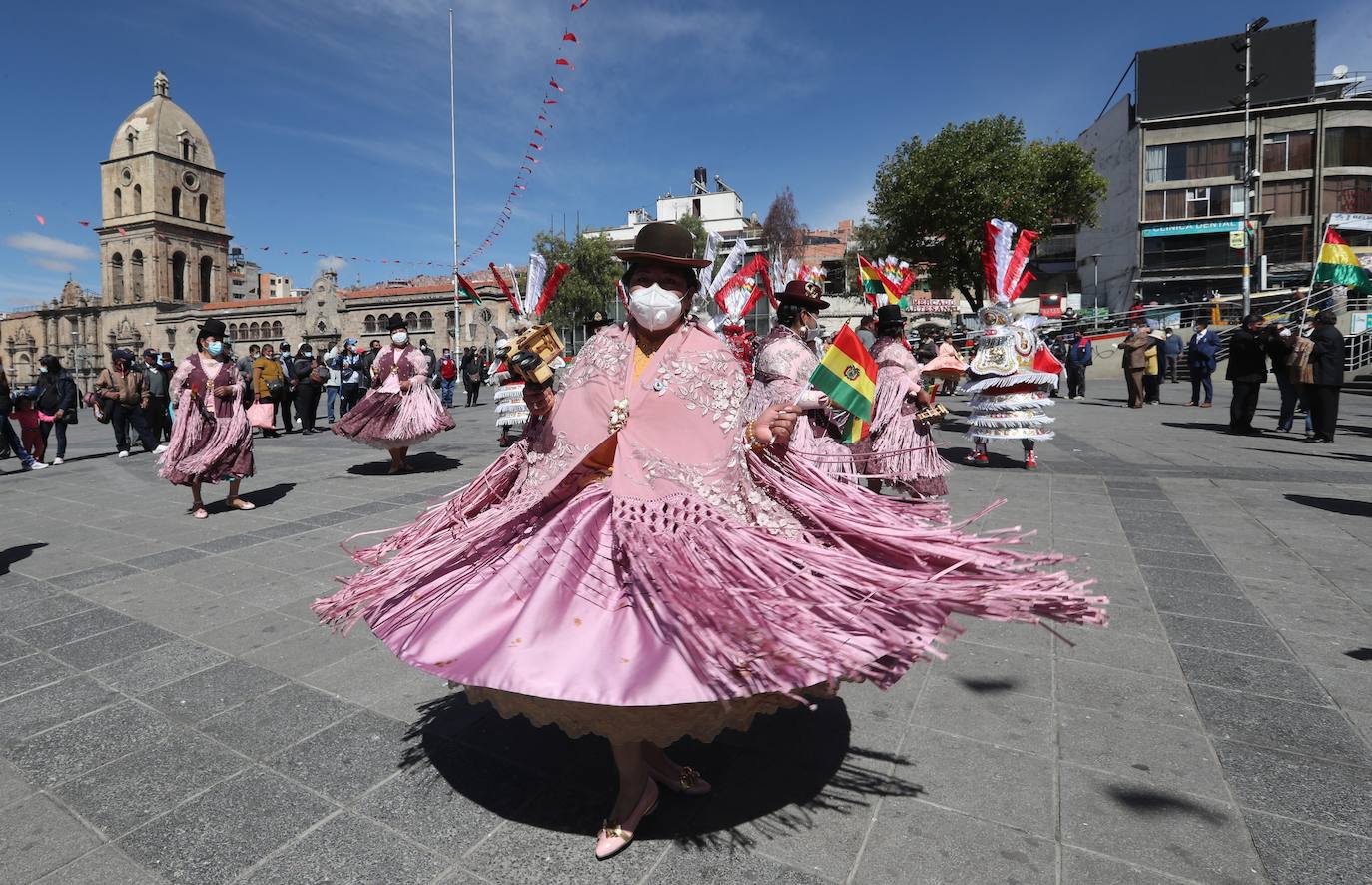 Un grupo de bailarines del Transporte Pesado Primero de Mayo realizan la danza de la morenada en la plaza de San Francisco en La Paz (Bolivia). Bolivia prepara demostraciones y festivales para preservar la «identidad» del patrimonio del país, ante la declaración de la morenada como Patrimonio Cultural de Puno en Perú