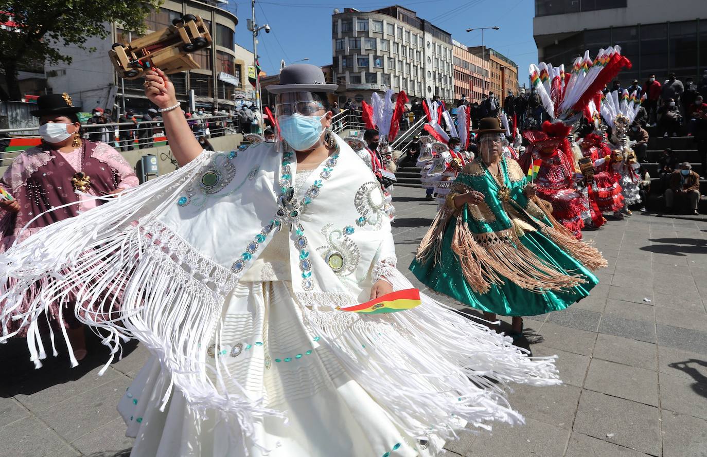Un grupo de bailarines del Transporte Pesado Primero de Mayo realizan la danza de la morenada en la plaza de San Francisco en La Paz (Bolivia). Bolivia prepara demostraciones y festivales para preservar la «identidad» del patrimonio del país, ante la declaración de la morenada como Patrimonio Cultural de Puno en Perú