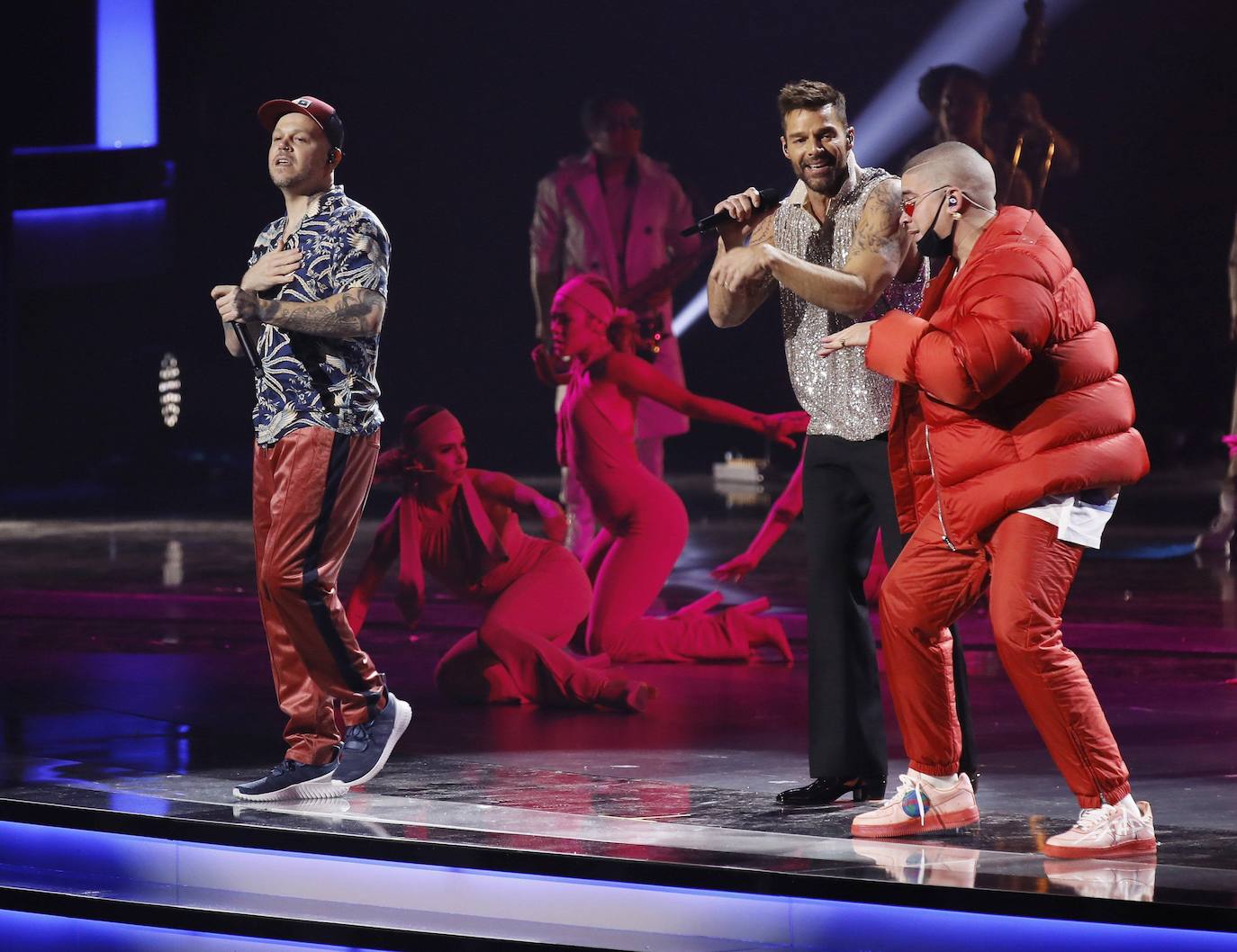 Bad Bunny en una actuación con Ricky Martin en la entrega de los premios Grammy