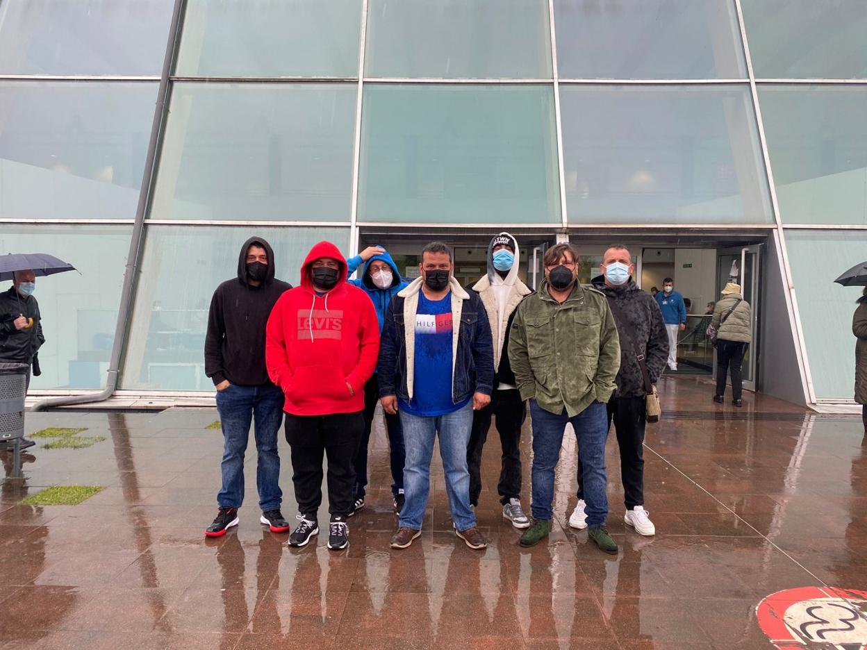 Adolfo García, presidente de la Federación de Cofradías de Pescadores, en el centro junto a otros vacunados. 