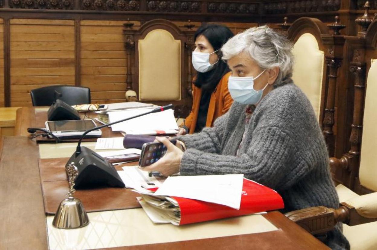 La alcaldesa, junto la secretaria municipal, durante su comparecencia en la comisión de Urbanismo. 