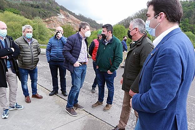 Los alcaldes de Salas y Tineo, el presidente de Fade y numerosos empresarios se manifestaron ante el argayu el 29 de abril . 