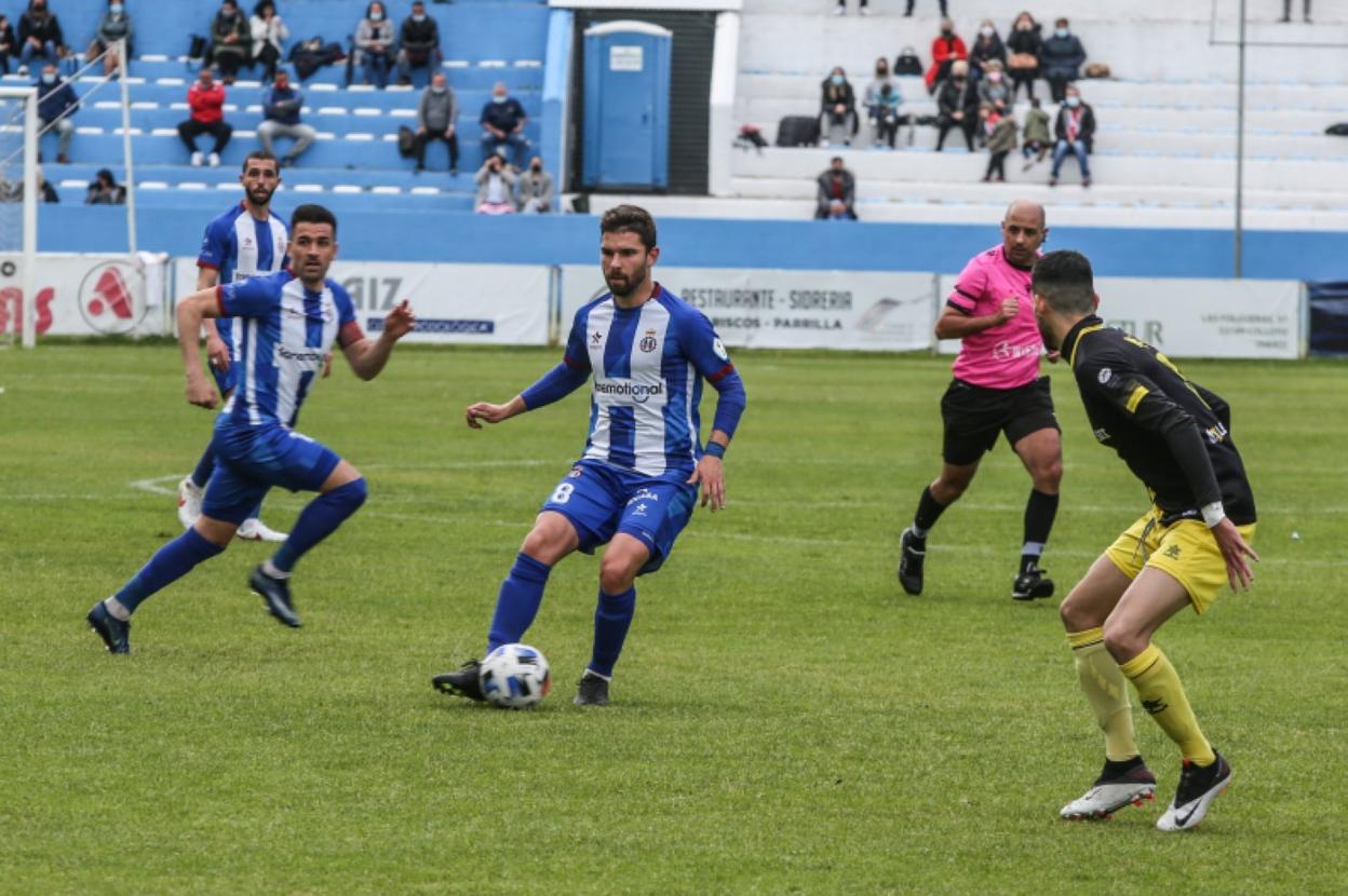 Dani Benéitez toca el balón, con Natalio buscando la espalda por detrás en el encuentro frente a L'Entregu.